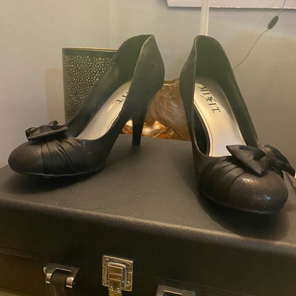 Gorgeous Shimmery Black Heels with Bow - Shoes - MixIt - Size 9 - Picture 5 of 5